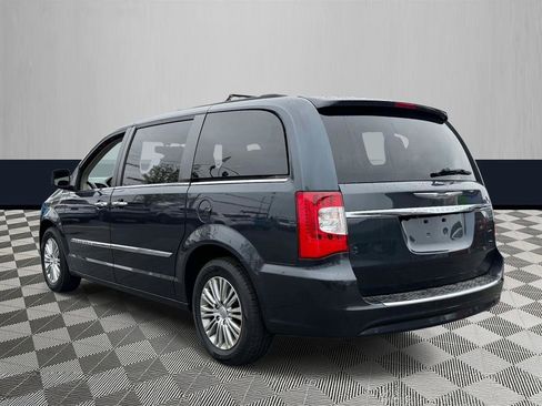Used 2013 Chrysler Town & Country Touring-L w/ Driver Convenience Group image 4