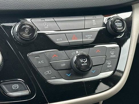 Used 2024 Chrysler Voyager LX image 19