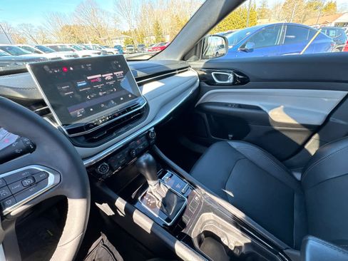Used 2023 Jeep Compass Limited image 21