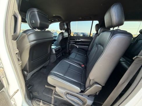 Used 2023 Jeep Wagoneer L Series II image 18