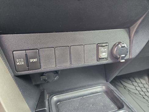 Used 2015 Toyota RAV4 XLE FWD image 30