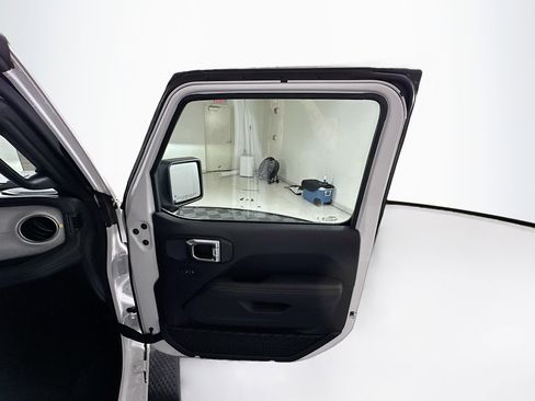 Used 2025 Jeep Wrangler Sahara image 30