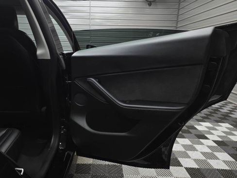 Used 2022 Tesla Model Y Long Range AWD/4WD image 32