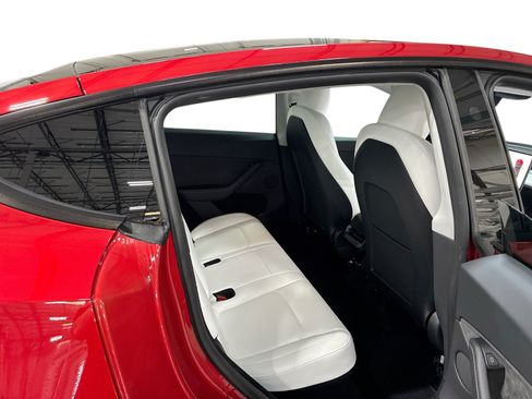 Certified 2023 Tesla Model Y AWD image 11