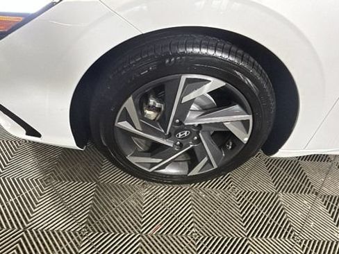 Used 2024 Hyundai Elantra Limited FWD image 9