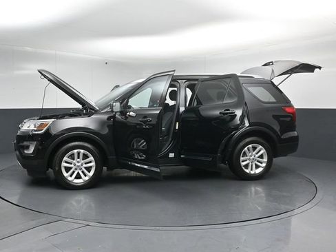 Used 2017 Ford Explorer XLT image 55