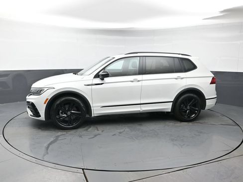 Used 2024 Volkswagen Tiguan SE R-Line FWD image 2