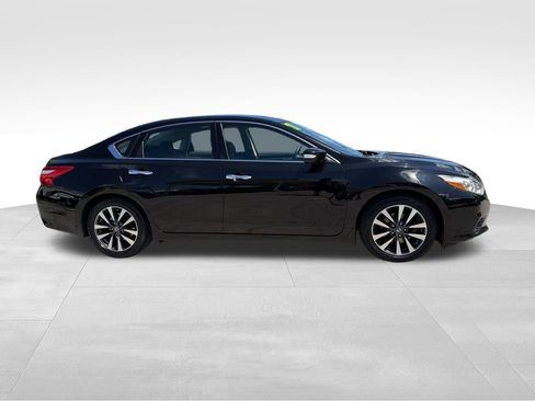 Used 2017 Nissan Altima 2.5 SV w/ Convenience Package FWD image 9