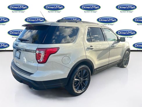 Used 2018 Ford Explorer XLT w/ Equipment Group 202A image 8