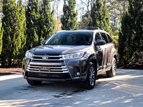 Used 2019 Toyota Highlander XLE image 5