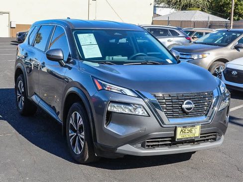 Used 2023 Nissan Rogue SV image 3