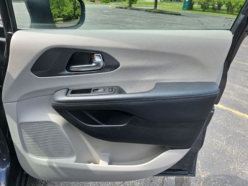 Used 2023 Chrysler Pacifica Touring-L FWD image 14