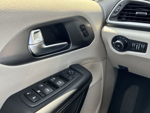Used 2023 Chrysler Pacifica Touring-L FWD image 39