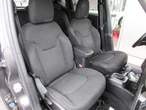 Used 2018 Jeep Renegade Altitude w/ UConnect 8.4 Nav Group FWD image 24