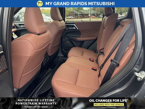 New 2025 Mitsubishi Outlander SEL image 12
