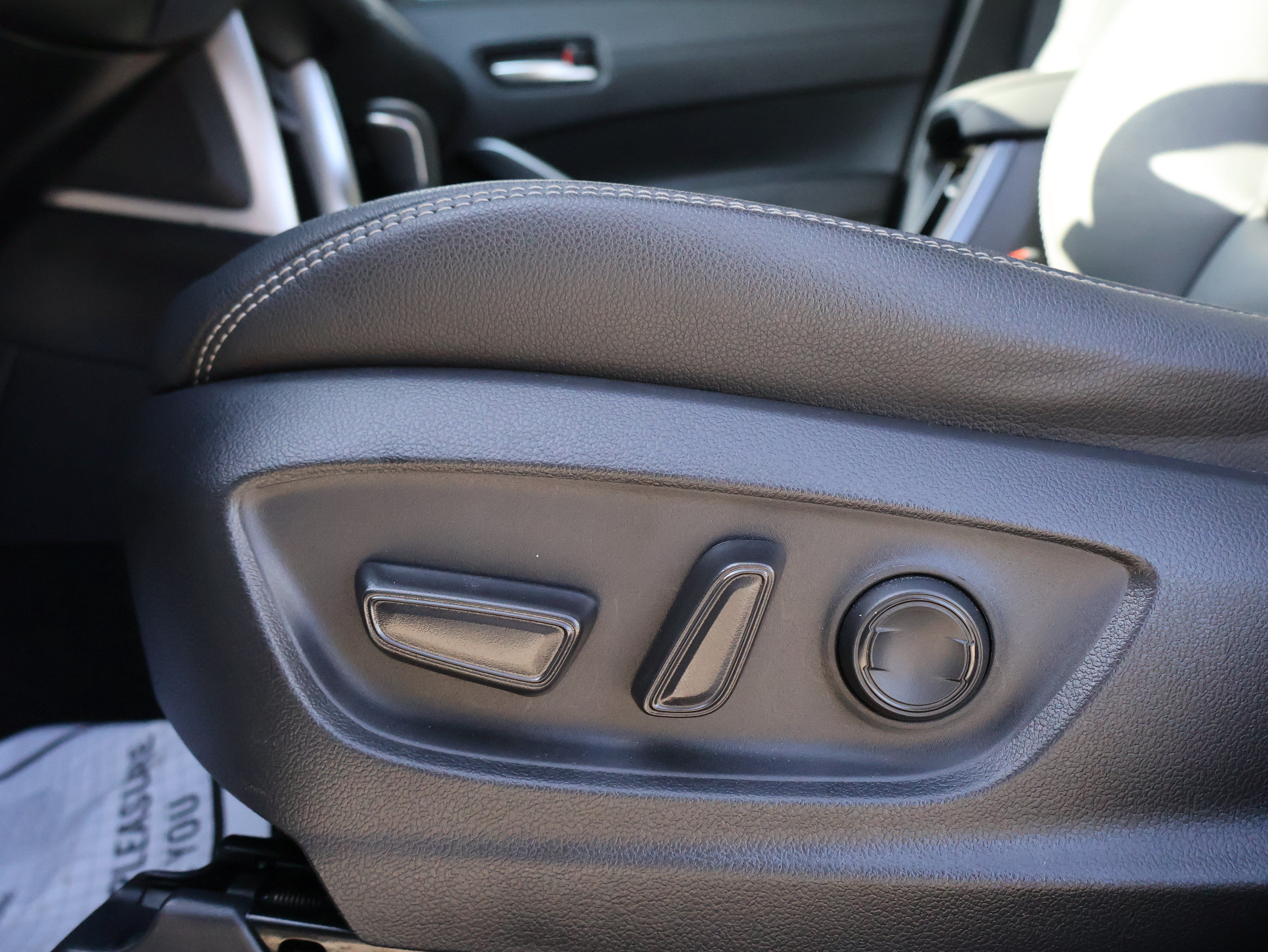 Used 2023 Toyota Corolla Cross XLE w/ Convenience Package FWD image 23