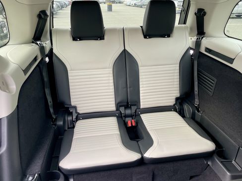 New 2026 Land Rover Discovery Limited Edition AWD/4WD image 34