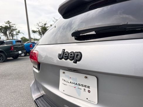 Used 2017 Jeep Grand Cherokee Altitude RWD image 5