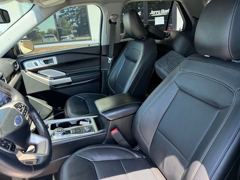 Used 2023 Ford Explorer Limited w/ Limited Technology Package AWD/4WD image 3