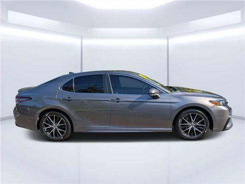 Used 2022 Toyota Camry SE FWD image 2
