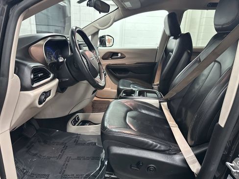 Used 2017 Chrysler Pacifica Touring-L FWD image 18