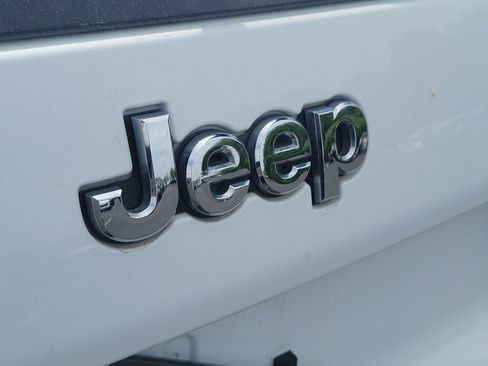 Used 2019 Jeep Cherokee Latitude w/ Popular Appearance Group FWD image 9
