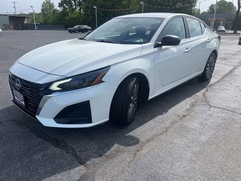 Used 2025 Nissan Altima 2.5 SV FWD image 3