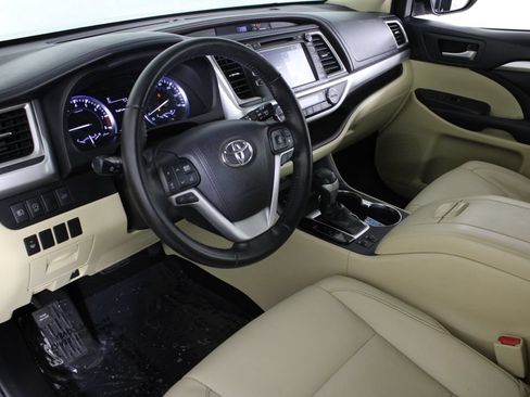 Used 2017 Toyota Highlander XLE FWD image 19