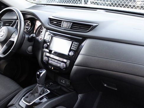 Certified 2019 Nissan Rogue SV w/ Premium Package image 29