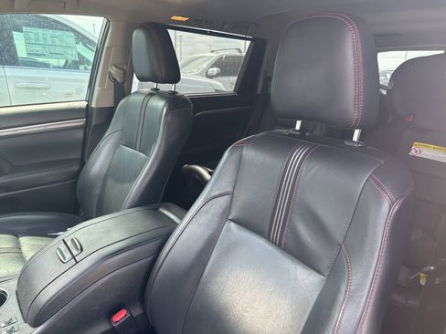 Used 2019 Toyota Highlander SE w/ Nightshade Edition image 5
