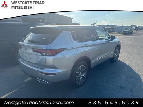Used 2022 Mitsubishi Outlander ES FWD image 9