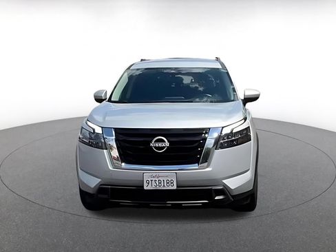 Used 2025 Nissan Pathfinder SV FWD image 4