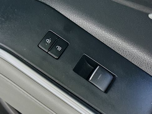 Used 2024 Toyota Highlander Platinum FWD image 28