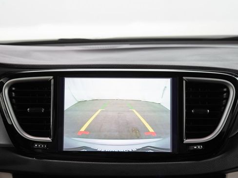 Used 2024 Chrysler Pacifica Touring-L FWD image 31