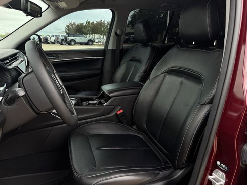 Used 2023 Jeep Grand Cherokee Limited w/ Black Appearance Package AWD/4WD image 25