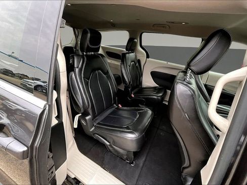 Used 2023 Chrysler Pacifica Touring-L FWD image 24