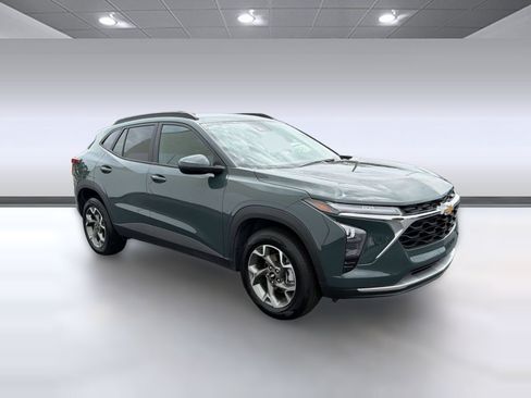 Used 2025 Chevrolet Trax LT w/ LT Convenience Package FWD image 7