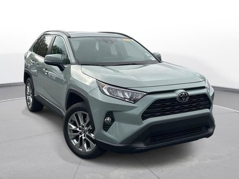 Used 2020 Toyota RAV4 XLE Premium image 4