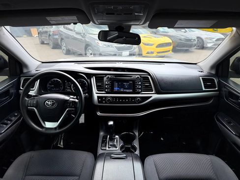 Used 2019 Toyota Highlander LE AWD/4WD image 25