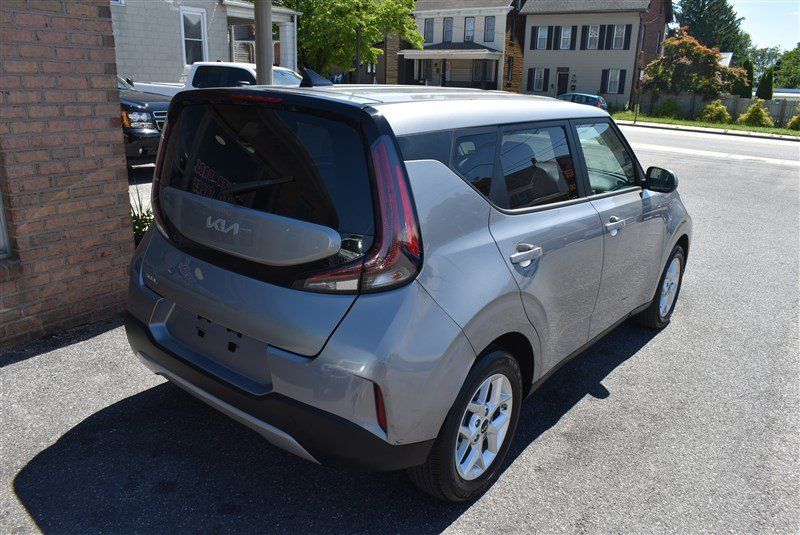 Used 2025 Kia Soul LX w/ LX Technology Package FWD image 3