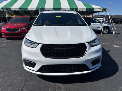 New 2026 Chrysler Pacifica Limited w/ S Appearance Package image 2