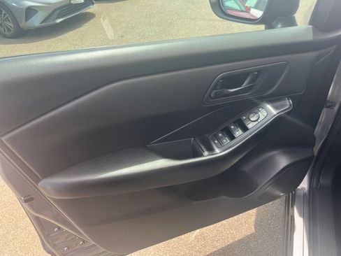 Used 2024 Nissan Rogue S AWD/4WD image 18
