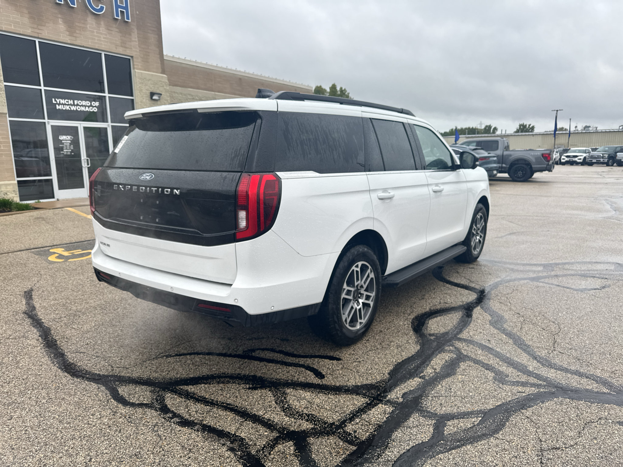 Used 2025 Ford Expedition Active AWD/4WD image 8