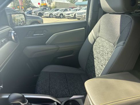 Used 2024 Chevrolet Colorado ZR2 w/ Technology Package image 15