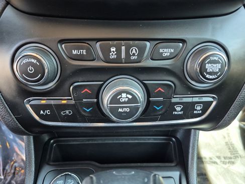 Used 2019 Jeep Cherokee Trailhawk w/ Cold Weather Group AWD/4WD image 32