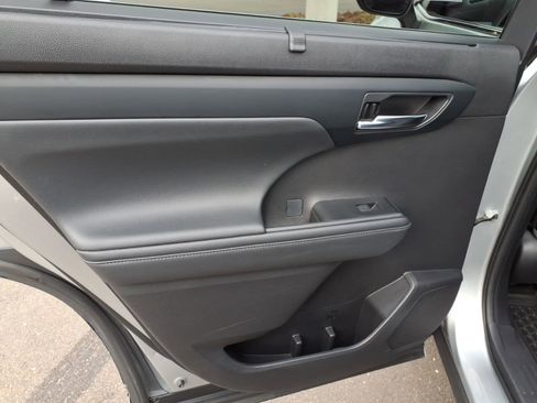 Used 2022 Toyota Highlander XLE image 9