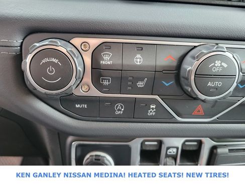 Used 2025 Jeep Wrangler Unlimited Sahara AWD/4WD image 29