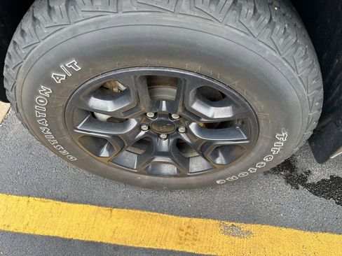 Used 2022 Jeep Cherokee Trailhawk w/ Comfort/Convenience Group image 13