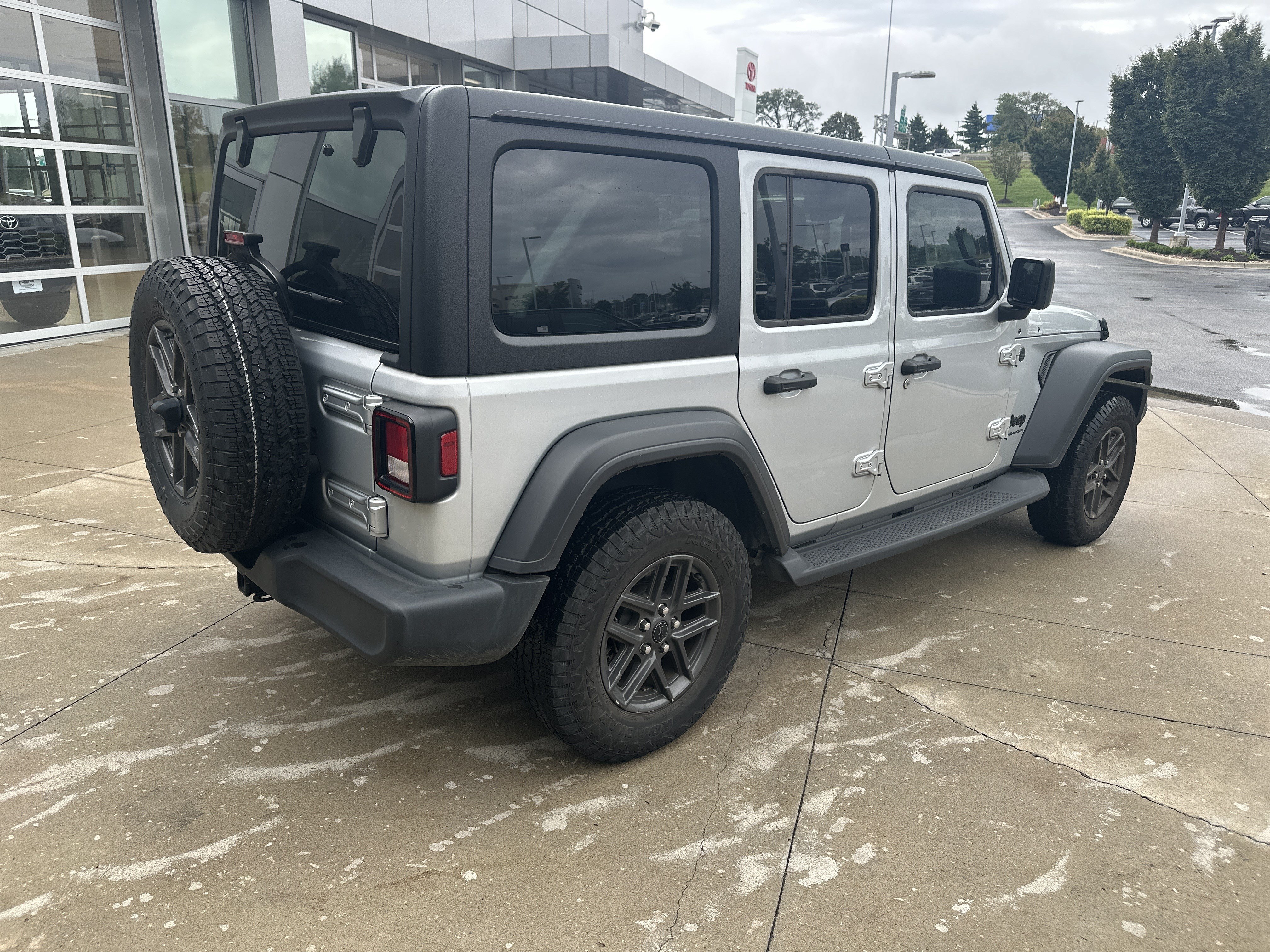 Used 2024 Jeep Wrangler Unlimited Sport AWD/4WD image 16