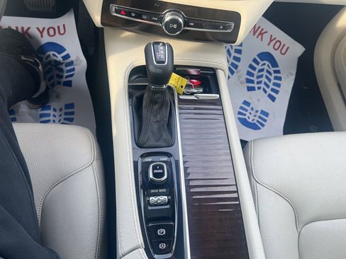 Used 2017 Volvo XC90 T6 Momentum w/ Vision Package image 13